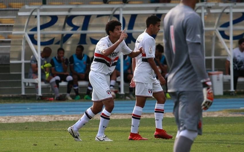 Gabriel Sara, ao centro, festeja o primeiro gol da vitória do São Paulo contra o Vasco