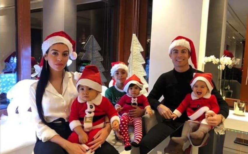 Cristiano Ronaldo posou para foto de gorro de Papai Noel com a noiva Gerogina e os quatro filhos, Cristiano Ronaldo Jr, de 8 anos, os gêmeos Mateo e Eva Maria , de 1 ano e meio, e a caçula Alana Martina, de 1 ano e 1 mês.