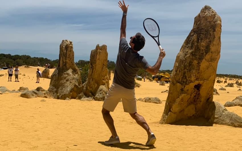 Federer joga tênis nos Pinnacles na Austrália
