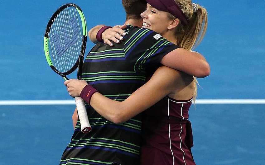 Cameron Norrie e Katie Boutler se abraçam após partida de duplas mistas