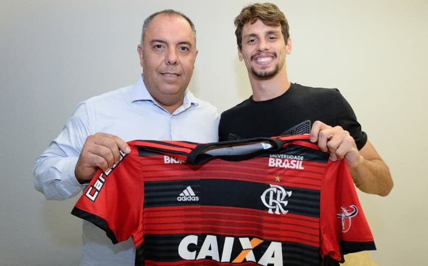 Marcos Braz entrega camisa do Flamengo a Rodrigo Caio