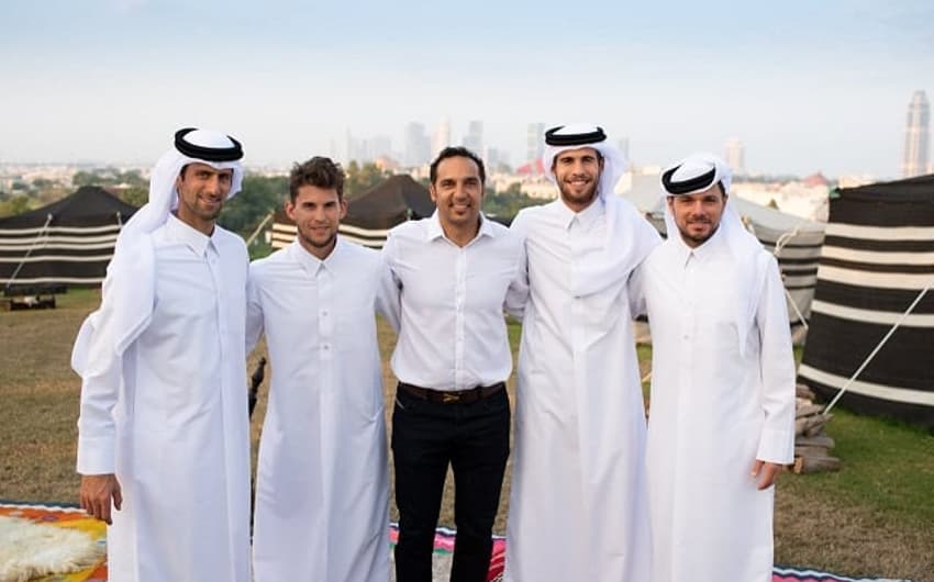 Djokovic de túnica em Doha