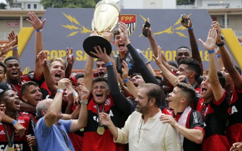 Jogadores celebram título do Flamengo na Copa São Paulo de Futebol Júnior em 2018