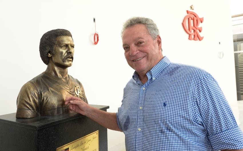Abel Braga visita novo módulo do futebol profissional do Ninho do Urubu