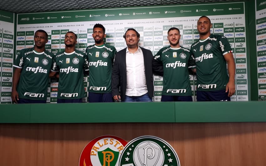 Alexandre Mattos apresentou os cinco reforços já contratados pelo Palmeiras para esta temporada