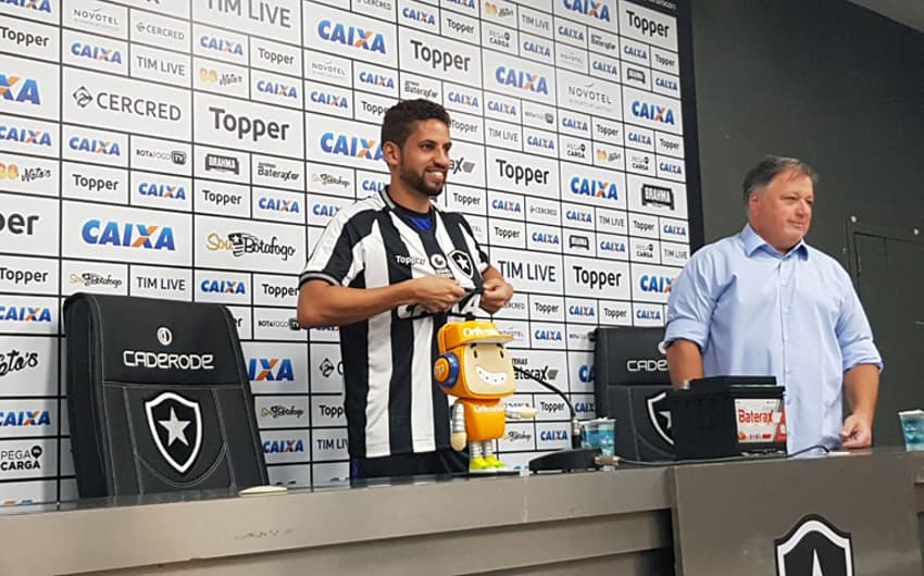 Apresentação de Gabriel pelo Botafogo na tarde desta quarta-feira no Nilton Santos. Confira a galeria do LANCE!