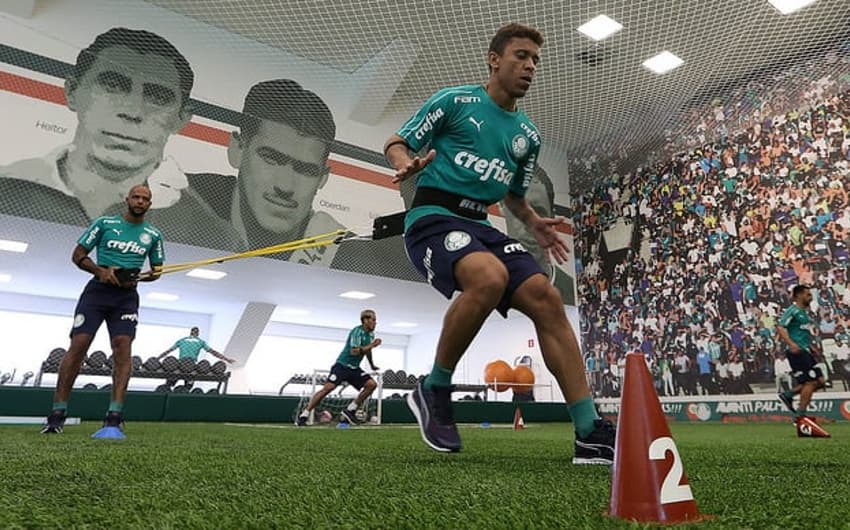 Mesmo sem rescindir, Marcos Rocha vem treinando no Palmeiras com o aval do Atlético-MG