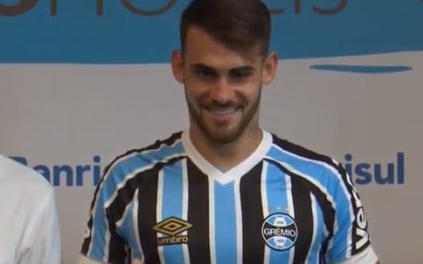 Felipe Vizeu sendo apresentado no Grêmio