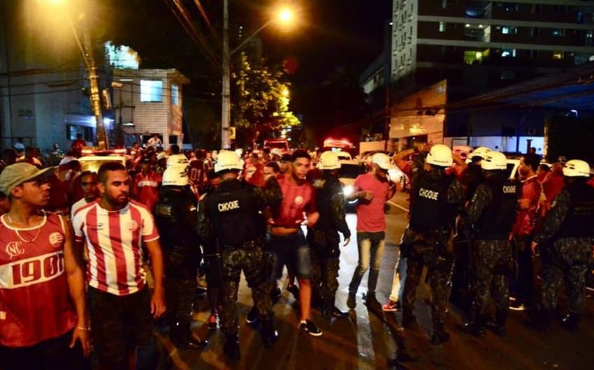 Organizada do Náutico sendo contida pela polícia de Pernambuco