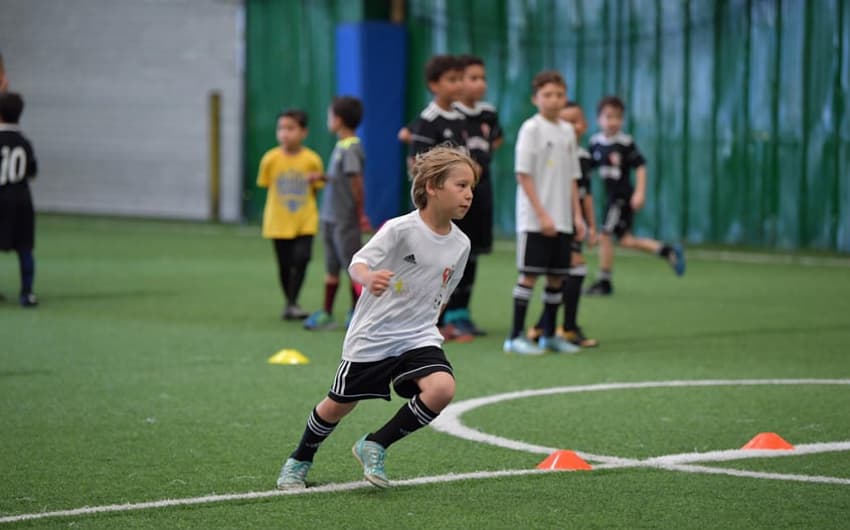 Filho do ex-lateral Alemão em ação na escolinha de futebol do pai, nos Estados Unidos
