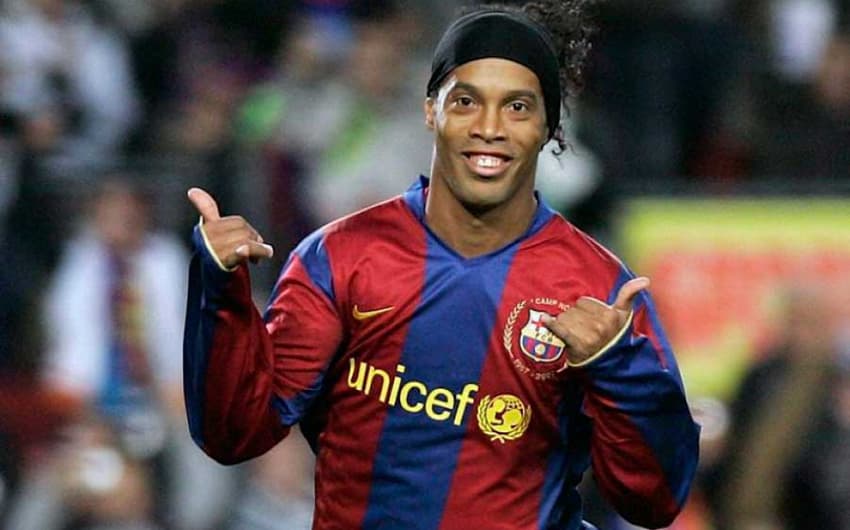 Ronaldinho Gaúcho jogando pelo Barcelona