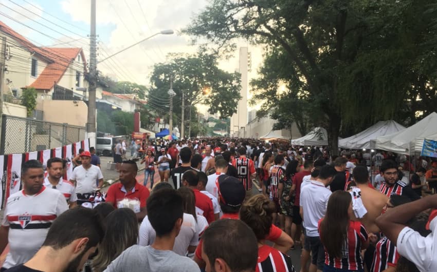 Torcida do São Paulo enfrentou sérios problemas para entrar no Pacaembu