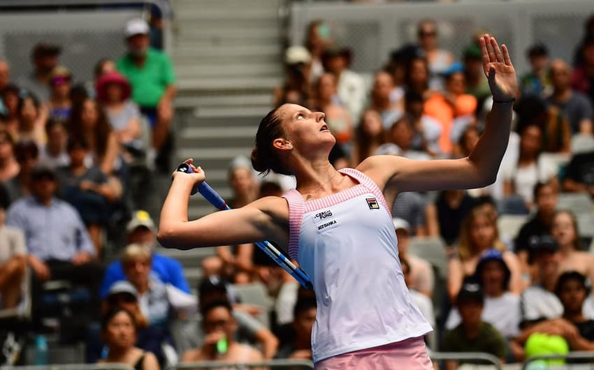 Karolina Pliskova saca contra Garbiñe Muguruza no Australian Open 2019