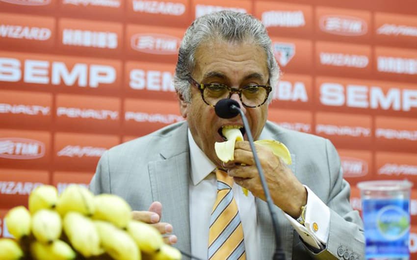 Carlos Miguel Aidar comendo bananas para ironizar o rival Palmeiras