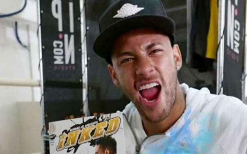 Neymar ao lado de uma de suas histórias em quadrinhos