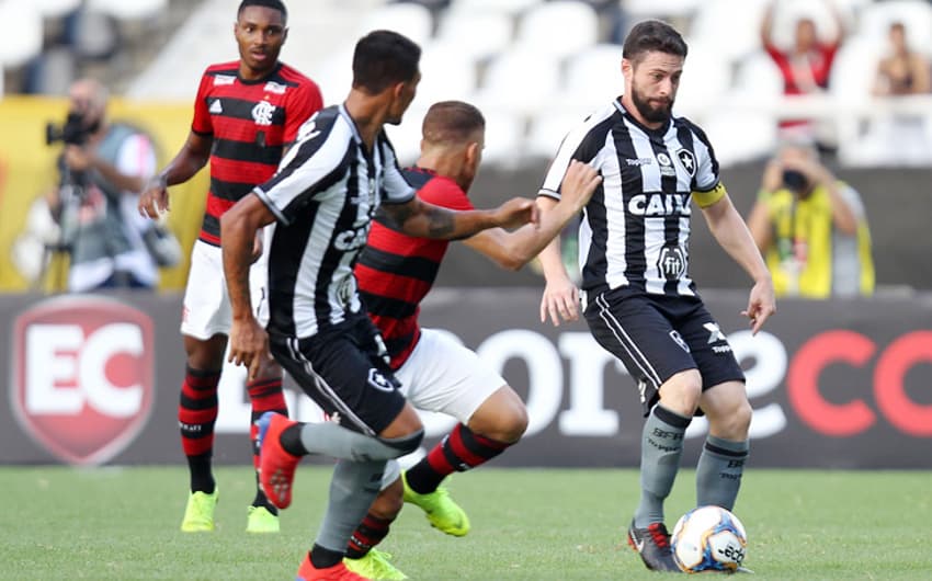 Botafogo comemorando o gol diante do Flamengo no primeiro tempo. No segundo, sofreu a virada. Veja a galeria L!