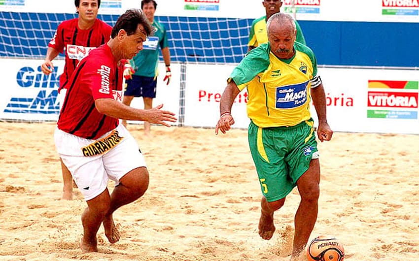 Um dos maiores laterais da história do futebol brasileiro, Junior é considerado o padrinho do Beach Soccer. O ex-jogador do Flamengo foi um dos responsáveis pela profissionalização do esporte no Brasil e jogou nas praias pela Seleção&nbsp;entre 1993 e 2001