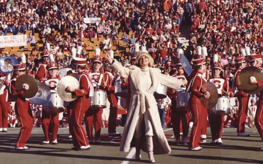 Início sem glamour. O primeiro Super Bowl foi realizado no Los Angeles Memorial Coliseum, no dia 15 de janeiro de 1967. As atrações no intervalo, por quase duas décadas, foram marcadas por apresentações de bandas marciais de universidades e bandas militares ou pela performance de grupos de entidades filantrópicas como a "Up with People".<br>