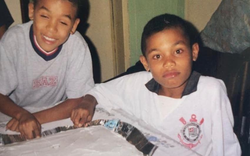 Júnior Urso com camisa do Corinthians na infância