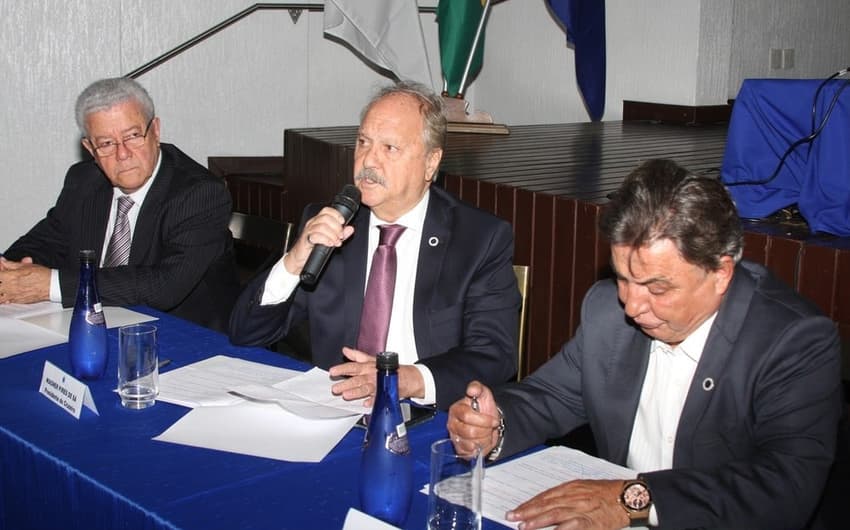 O Conselho do Cruzeiro é presidido por Zezé Perrela, à direita, que também comandou o clube por vários anos
