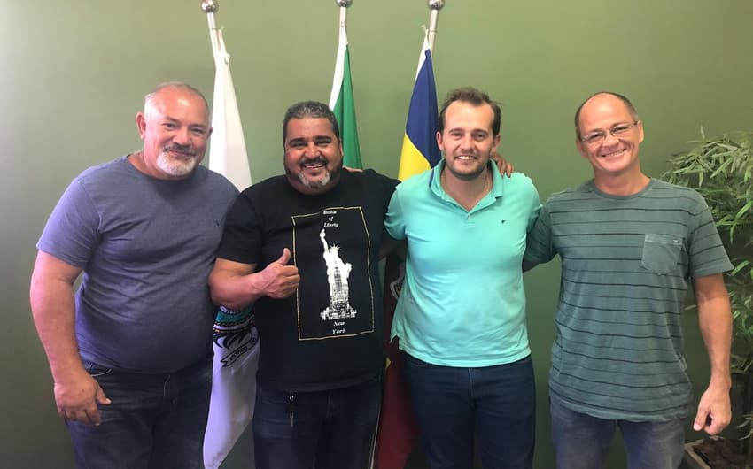 Mestre Fernandes, Espíndola (secretário), prefeito Juninho e Marcus Gavazza (membro da FJJD-Rio) (Foto: Divulgação)
