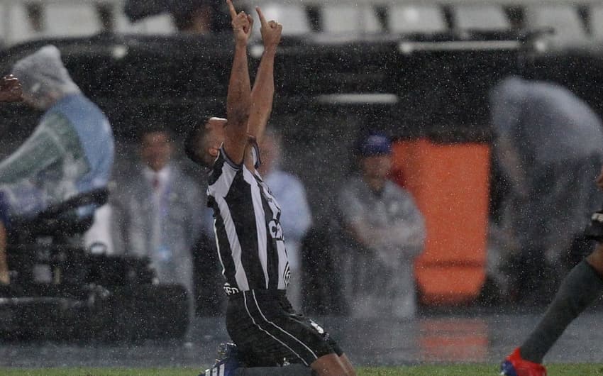 Botafogo x Defensa y Justicia entraram em campo nesta quarta-feira. Confira a seguir a galeria especial do LANCE!