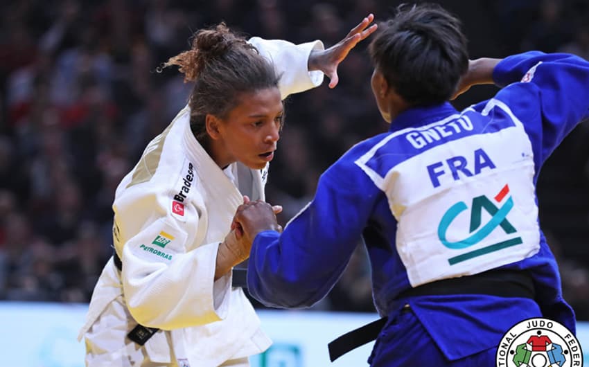 Seleção feminina chega à França para a disputa do Grand Slam de Paris