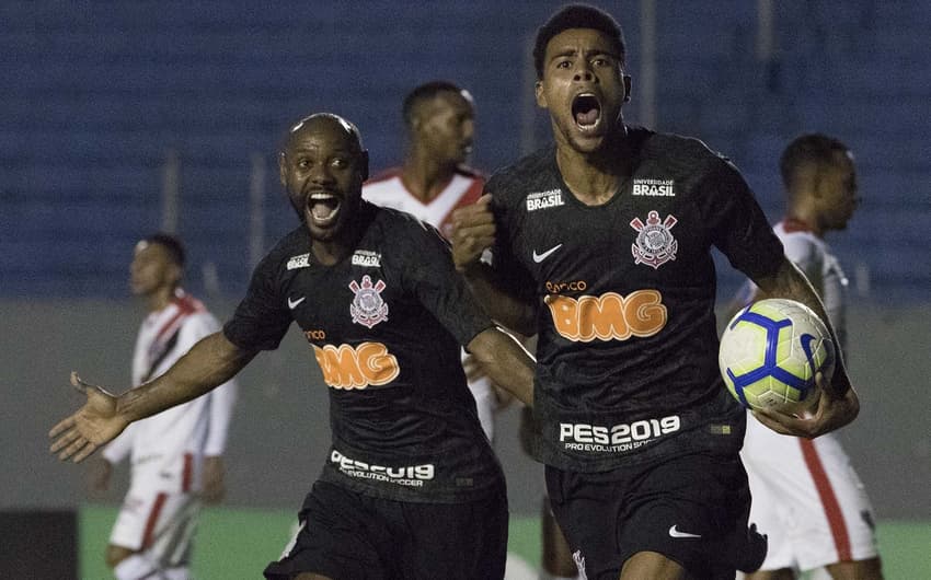 Gustagol salvou o Corinthians ao fazer os dois gols no empate diante do Ferroviário. Confira a seguir a galeria L!