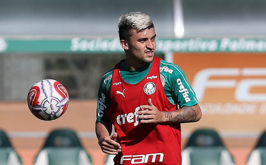 Victor Luis deve voltar a ser titular no Palmeiras nesta segunda, contra o Bragantino