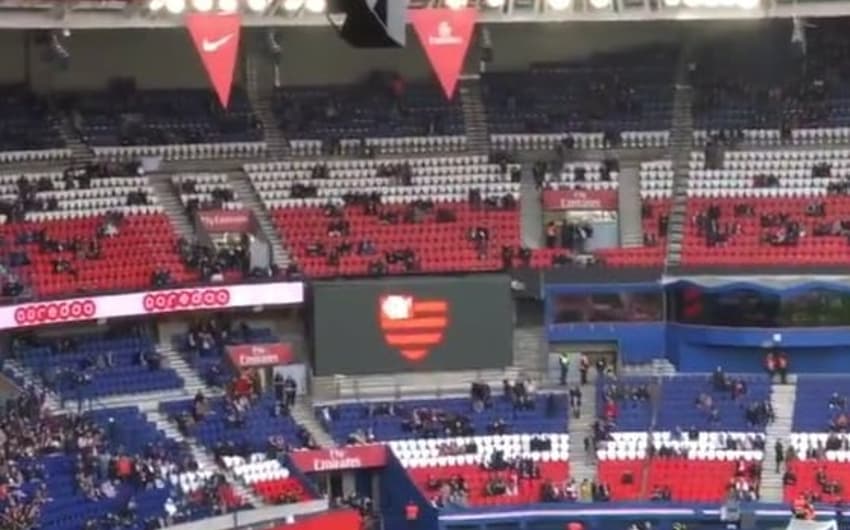 Antes do confronto entre PSG e&nbsp;Bordeaux,&nbsp;enquanto ocorria o aquecimento, o clube da capital exibiu o escudo do Flamengo no telão. O sistema de som pediu condolências aos torcedores, que aplaudiram por alguns segundos.&nbsp;