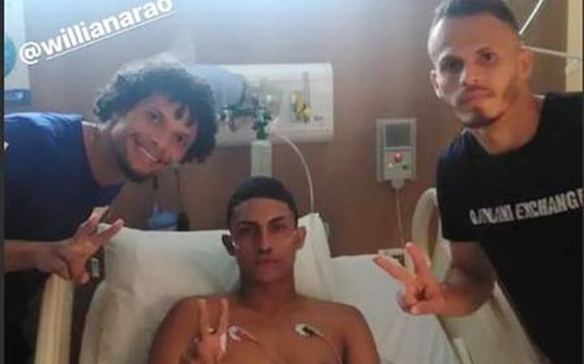 Jogadores do Flamengo visitam feridos no hospital.