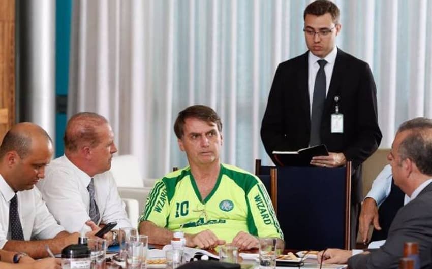 Presidente utilizou camisa pirata do Palmeiras de 2010 em reunião com integrantes do governo