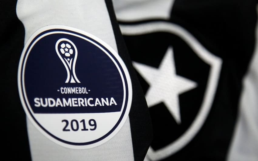 Botafogo joga por vaga na Sul-Americana: confira imagens do jogo da ida a seguir