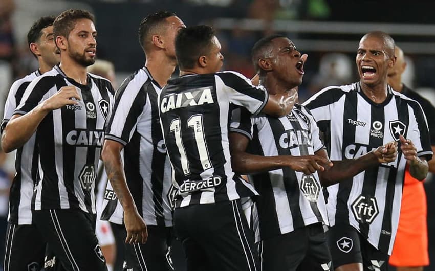 Marcelo Benevenuto comemora o gol de empate do Botafogo diante do Vasco. Veja a seguir a galeria L!