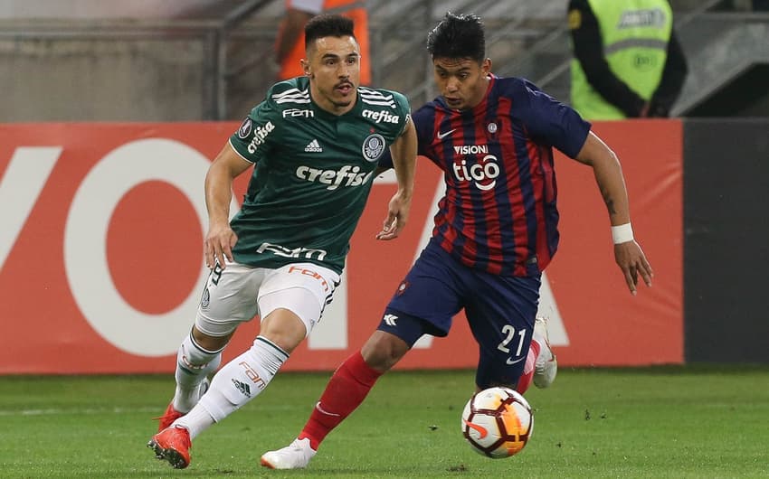 O jogador (à direita) jogou contra o Palmeiras na Libertadores de 2018
