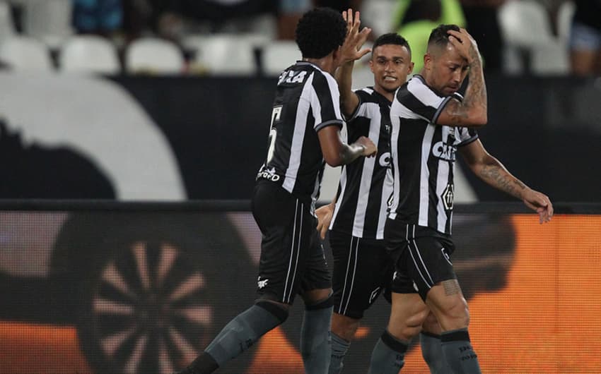 O Botafogo venceu o Cuiabá por 3 a 0, no Estádio Nilton Santos, e avançou à terceira fase da Copa do Brasil. Erik (2) e Rodrigo Pimpão marcaram os gols do triunfo alvinegro. Confira, a seguir, as notas do LANCE! (João Vitor Castanheira -&nbsp;joaovitor@lancenet.com.br)
