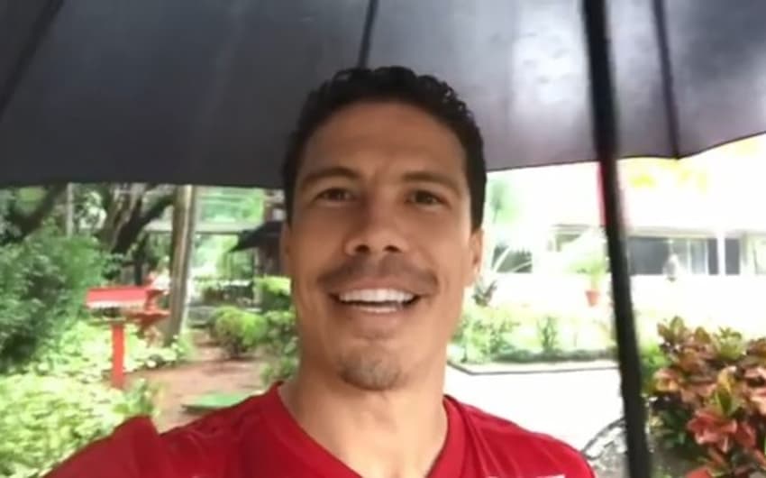 Camisa 15 do São Paulo gravou um vídeo com um guarda-chuva no CT da Barra Funda