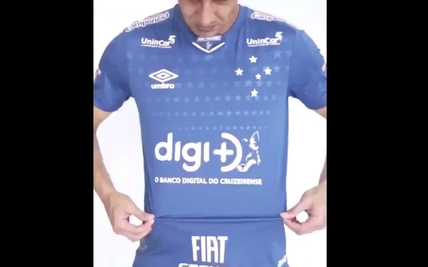 Camisa nova, que vai estrear, acabou sendo revelada durante o vídeo de apresentação  do Banco Renner como patrocinador máster do clube celeste