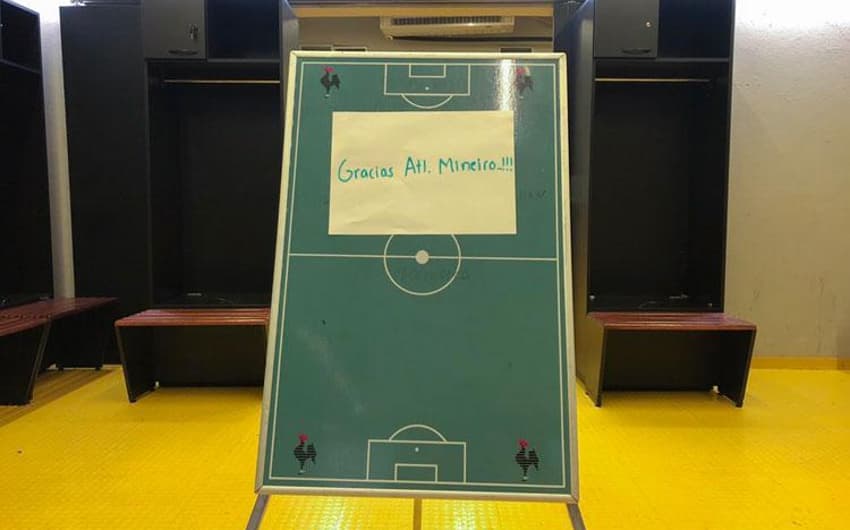 Jogadores e comissão técnica do Cerro Porteño limparam o vestiário do Mineirão e agradeceram ao Galo pela recepção