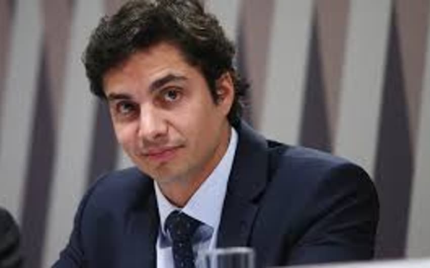 Gustavo Perrela é fllho do ex-presidente do Cruzeiro, Zezé Perrela, além de ter sido deputado estadual em Minas Gerais entre 2011 e 2015