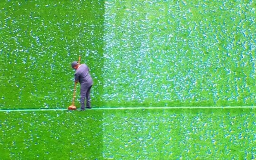 A chuva de papel picado chegou a atrasar o jogo com o Santos em 11 minutos