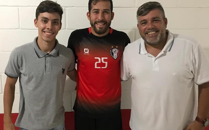 Murilo Lopes (esq) e Beto Lopes (dir), respectivamente gerente de mídias sociais e diretor presidente da BL Sports, estavam ao lado de Leandro Bulhões no ato da assinatura do novo contrato do volante com o Joinville