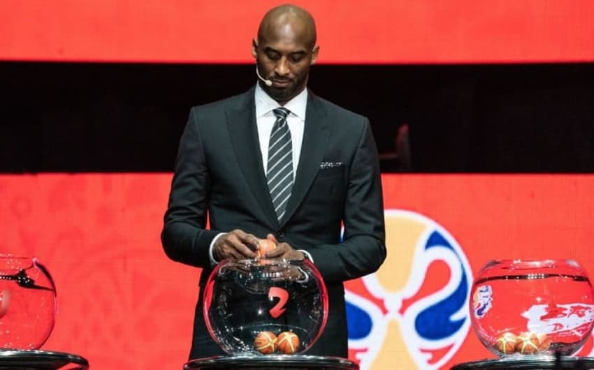 O americano Kobe Bryant participa do sorteio dos grupos da Copa do Mundo masculina de basquete, na China (Crédito: reprodução)