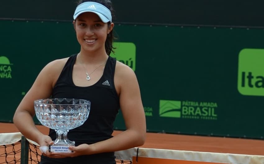 Louise Chirico é a campeã do Torneio Internacional de Tênis Feminino no Clube Pinheiros (SP)