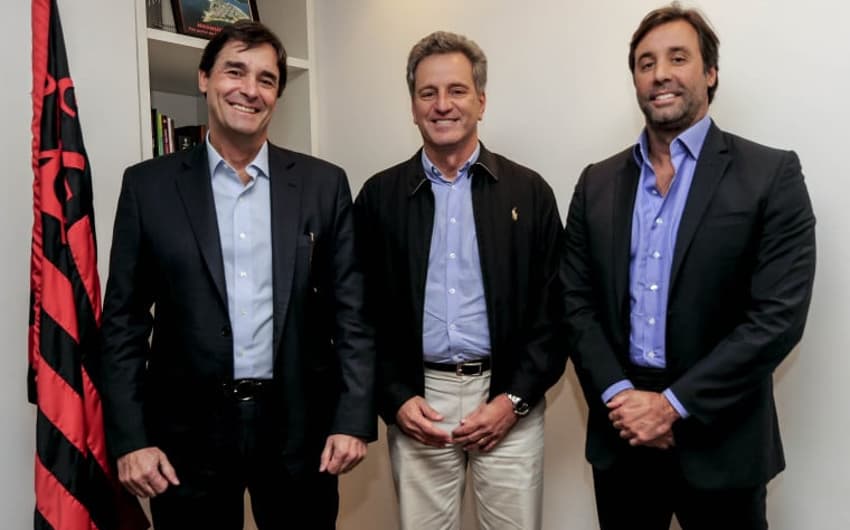Gabriel Pentagna Guimarães (diretor presidente da BS2), à esquerda, e Rodrigo Pentagna Guimarães (vice-presidente comercial do BS2), à direita do presidente Rodolfo Landim