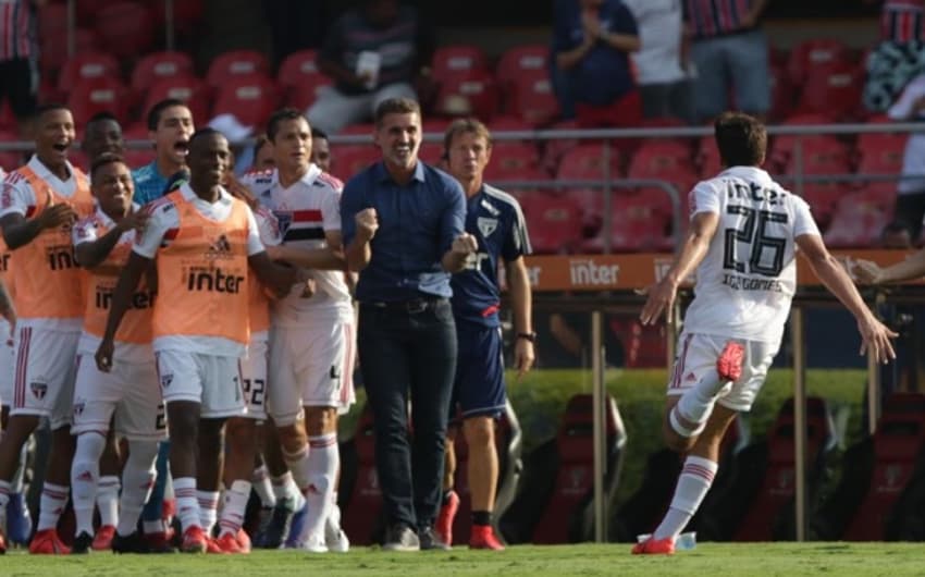 Igor Gomes comemora gol com Vagner Mancini