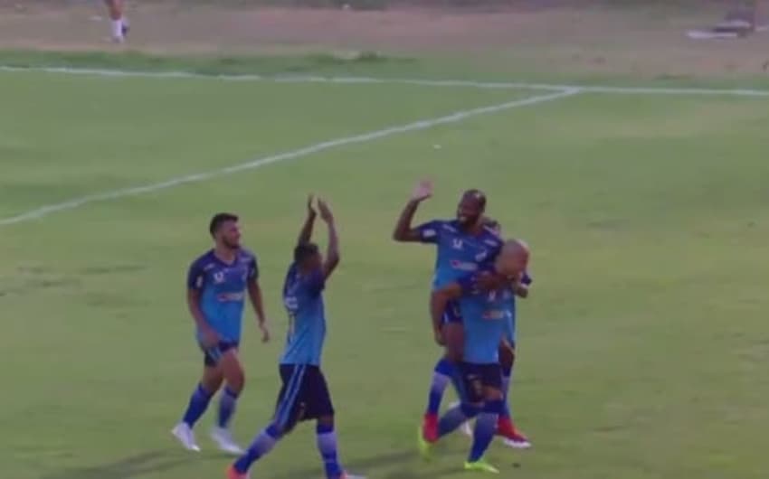 Junior Osias comemora seu primeiro gol com a camisa do São Raimundo