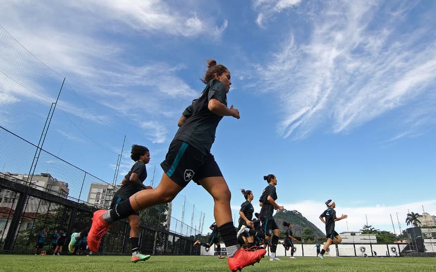 Imagens do treino da equipe feminina do Botafogo