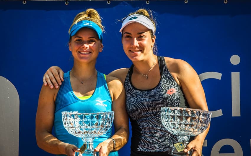 Laura Pigossi e Danka Kovinic com troféu de campeã