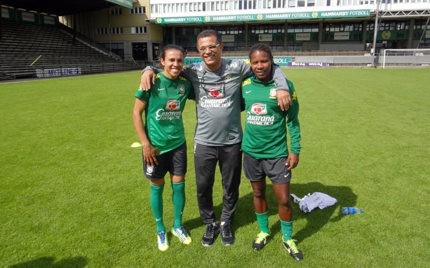 Ronaldo Lima entre Marta e Formiga, ícones da seleção feminina de futebol